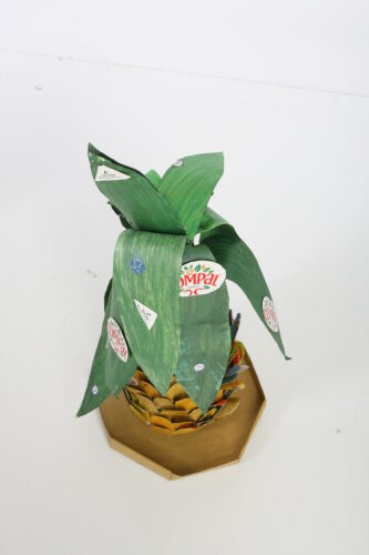 Vista superior do Ananás.<br/>A tampa de uma caixa, reciclada e pintada, serve de suporte (prato) para o Ananás.