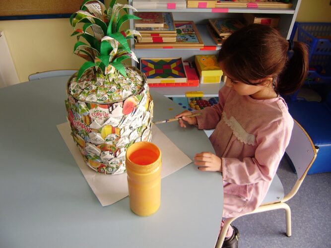 Pintura<br/>A criança pinta o fruto.