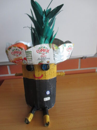 Conclusão do boneco, todo ele construído com pacotes tetra pak da Compal. Este projeto pretende recriar uma fruteira, tendo como suporte a figura do boneco minium na forma de um ananás.